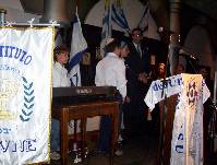 Alumnos de las escuelas antes de bajar la bandera de Israel a media asta